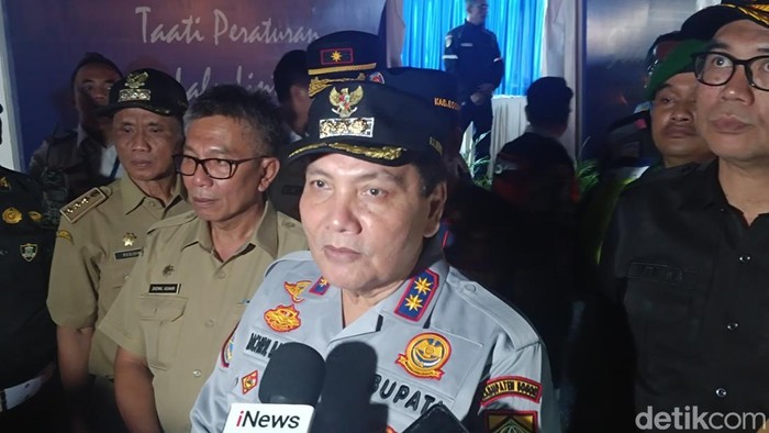 Pj Bupati Bogor Bachril Bakri mengecek car free night Puncak di malam tahun baru.