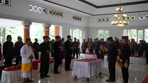 Pj Bupati Buleleng Ketut Lihadnyana melantik direksi Perumda Swatantra periode 2024-2029 di Kantor Bupati Buleleng, Selasa (31/12/2024). (Foto: Dok. Pemkab Buleleng)