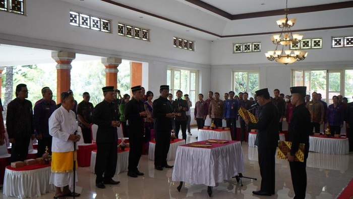 Pj Bupati Buleleng Ketut Lihadnyana melantik direksi Perumda Swatantra periode 2024-2029 di Kantor Bupati Buleleng, Selasa (31/12/2024). (Foto: Dok. Pemkab Buleleng)
