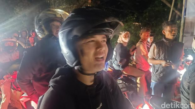 Polisi memutar balik sejumlah pemotor yang nekat melintasi jalur Puncak, Bogor malam ini.