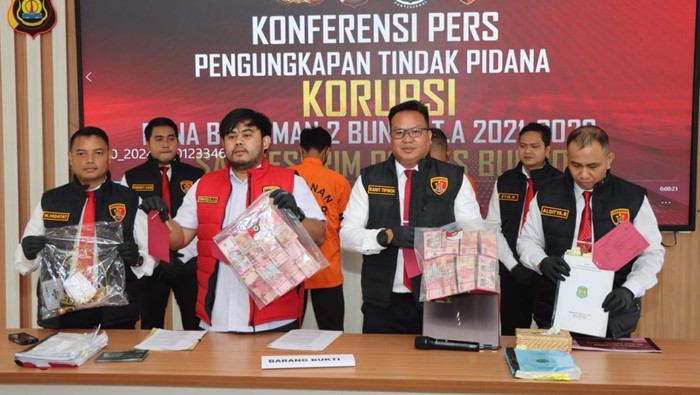 Polisi merilis pengungkapan kasus korupsi dana Bos di SMAN 2 Bungo, Jambi