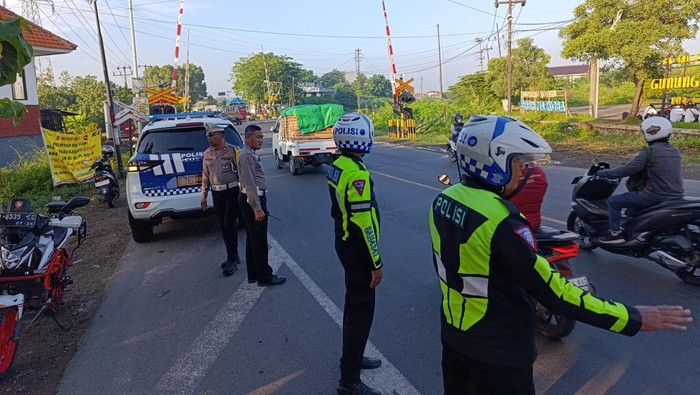 polisi Polres Mojokerto Kota mengatur lalu lintas