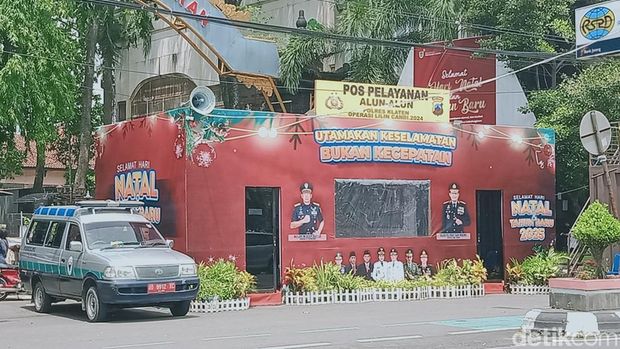 Pos pengamanan didirikan Polres Klaten di alun-alun Klaten.
