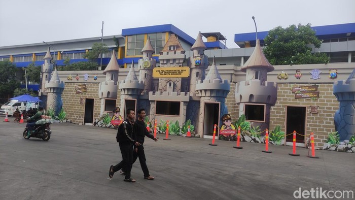 Posyan berbentuk kastil di Terminal Purabaya Sidoarjo