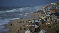 Mereka mendirikan tenda pengungsian di sepanjang pantai Gaza.  