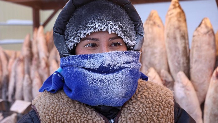 A vendor waits for customers at an open-air market, as the temperature went below minus 47 degrees Celsius (minus 52.6 degrees Fahrenheit) in Yakutsk, the capital of the Sakha Republic located in the northeastern part of Siberia, Russia, December 31, 2024. REUTERS/Vadim Skryabin