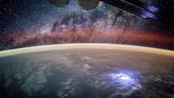 Pemandangan spektakuler Bumi dari antariksa di malam hari, juga dijepret oleh astronaut di ISS, saat mereka melintas di atas Pulau Kiribati. Foto: NASA  