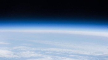 Terlihat foto Bulan separuh yang berada di atas horizon Bumi. Foto: NASA  