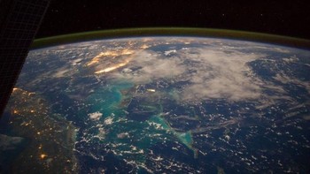Pemandangan Bumi menjelang pagi di sekitar Kuba, Bahama, dan Florida. Foto: NASA  