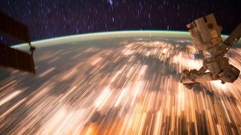 Astronaut di Stasiun Luar Angkasa Internasional (ISS) memotret foto jejak bintang yang luar biasa di atas Bumi yang bercahaya. ISS melaju dalam kecepatan cukup tinggi di atas sana. Foto: NASA