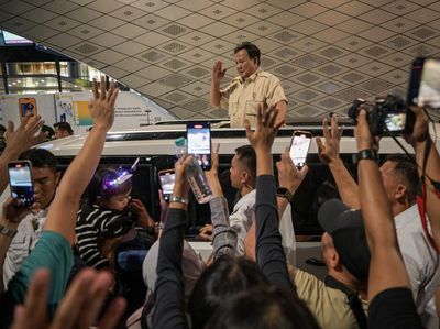 Potret Prabowo Sapa Warga di Car Free Night Bundaran HI