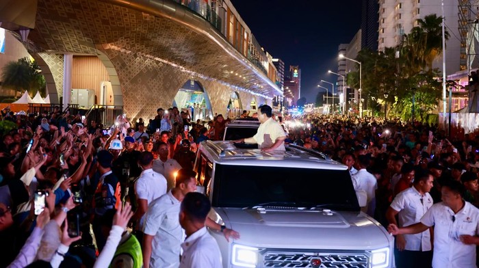 Presiden Prabowo disambut antusias di kawasan Bundaran HI