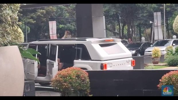 Presiden Prabowo Subianto tiba di kantor Menteri Keuangan Sri Mulyani Indrawati pada Selasa (31/12/2024). (CNBC Indonesia/Emir Yanwardhana)