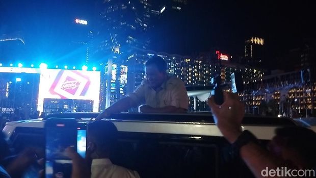 Presiden RI Prabowo Subianto menyapa warga yang berada di Bundaran HI, Jakarta Pusat (Jakpus). Prabowo menyapa warga dari atas mobil Maung berwarna putih. (MI Fawdi/detikcom)