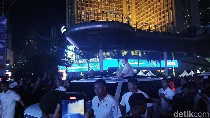 Presiden RI Prabowo Subianto menyapa warga yang berada di Bundaran HI, Jakarta Pusat (Jakpus). Prabowo menyapa warga dari atas mobil Maung berwarna putih. (MI Fawdi/detikcom)