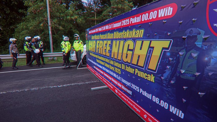Puncak Bogor Ditutup, Ada Car Free Night Malam Tahun Baru Petugas kepolisian melakukan penutupan jalur di pintu keluar tol Gadog, Ciawi, Kabupaten Bogor, Jawa Barat, Selasa (31/12/2024). Satuan Lantas Polres Bogor memberlakukan malam bebas kendaraan bermotor atau car free night (CFN) di jalur wisata Puncak mulai pukul 18.00 WIB (31/12/2024) hingga pukul 06.00 WIB (1/1/2025) guna mencegah penumpukan kendaraan pada malam pergantian tahun. ANTARA FOTO/Yulius Satria Wijaya/aww.