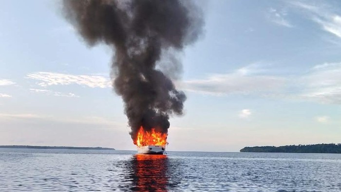 Kapal Pesiar Ocean Pure yang membawa 28 penumpang terbakar di Perairan Raja Ampat, Papua Barat Daya.