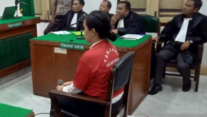 Ratu Entok hadiri sidang dakwaan