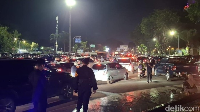 Ribuan kendaraan padati Bundaran Air Mancur-BKB Palembang sambut malam pergantian tahun.