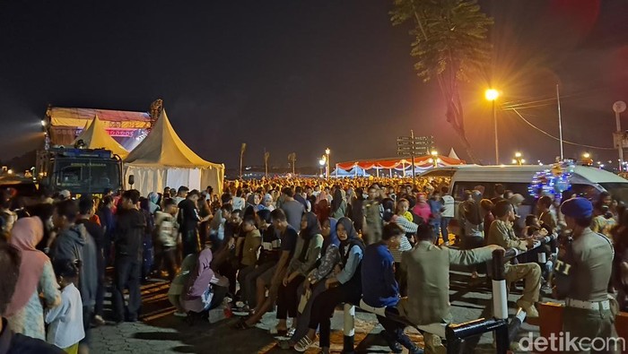 Ribuan warga memadati Benteng Kuto Besak Palembang.