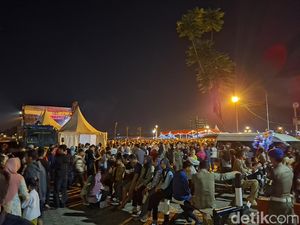 Ribuan Warga Padati BKB Palembang Bersiap Meriahkan Malam Tahun Baru