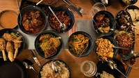Beberapa jenis makanan yang dihidangkan dalam rijsttafel Indonesia adalah rendang, ikan pedis, tahu kecap, sambal goreng telor, sambal kacang goreng dan rujak. Foto: Archive/Site