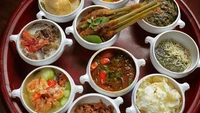 Di Jakarta, menu rijsttafel yang autentik masih bisa ditemukan di Tugu Kunstkring Paleis lengkap dengan penyajian tradisional. Foto: Archive/Site