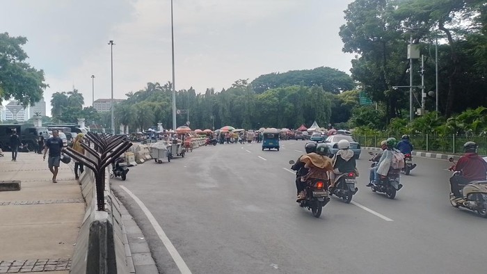 Ruas Jalan Medan Merdeka yang sempat dijadikan parkir liar