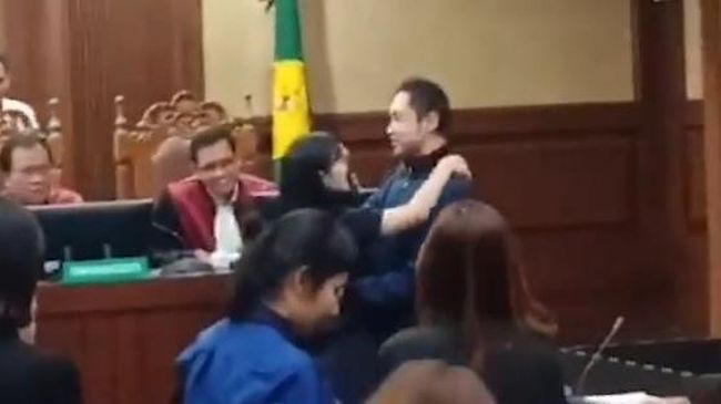 Sandra Dewi peluk Harvey Moeis di ruang sidang (dok. 20detik)