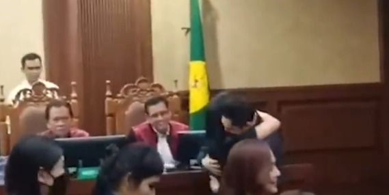 Sandra Dewi peluk Harvey Moeis di ruang sidang (dok. 20detik)