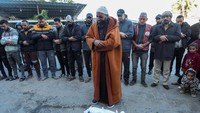 Jenazah bayi Jumaa Al-Batran saat sedang disalatkan bersama satu jenazah lainnya. (Foto: REUTERS/Ramadan Abed)
