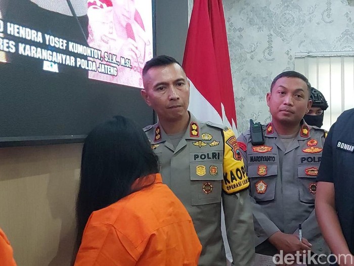 Selebgram asal Kabupaten Karanganyar, RS (27), saat diamankan di Mapolres Karanganyar, Selasa (31/12/2024).