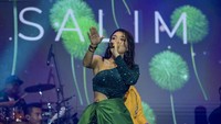 Penyanyi Wika Salim menghibur penggemarnya pada saat malam tahun baru 2025 di Kuta Beach Park The Mandalika. 