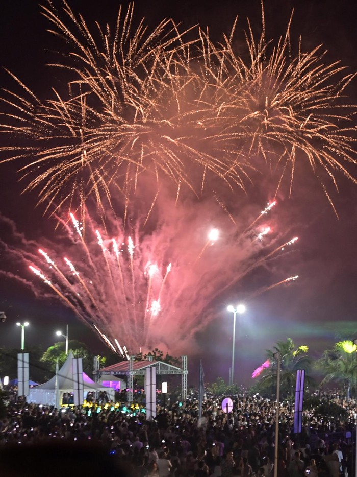 Semarak Malam Tahun Baru 2025 di Mandalika Warga menyaksikan kembang api pada malam tahun baru 2025 di Kuta Beach Park The Mandalika, Kawasan Ekonomi Khusus (KEK) Mandalika di Kuta, Praya, Lombok Tengah, NTB, Rabu (1/1/2025). Malam pergantian tahun baru di Mandalika diisi dengan pesta kembang api dan panggung hiburan Mandiri festival Mandalika seru yang menghadirkan artis Wika Salim dan band Nidji. ANTARA FOTO/Ahmad Subaidi/foc.