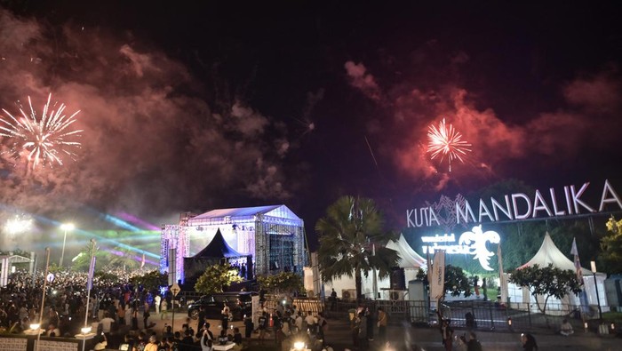 Semarak Malam Tahun Baru 2025 di Mandalika Warga menyaksikan kembang api pada malam tahun baru 2025 di Kuta Beach Park The Mandalika, Kawasan Ekonomi Khusus (KEK) Mandalika di Kuta, Praya, Lombok Tengah, NTB, Rabu (1/1/2025). Malam pergantian tahun baru di Mandalika diisi dengan pesta kembang api dan panggung hiburan Mandiri festival Mandalika seru yang menghadirkan artis Wika Salim dan band Nidji. ANTARA FOTO/Ahmad Subaidi/foc.