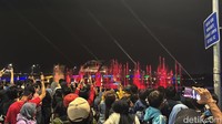 Warna-warni air mancur menari di Jembatan Suroboyo membuat pengunjung yang hadir menjadi takjub.