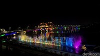 Pertunjukan laser air itu menyala sekitar 15 menit dengan diiringi lagu-lagu khas seperti lagu berjudul ‘Surabaya’ hingga Jembatan Merah.