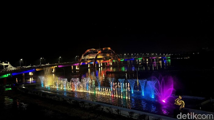 serunya melihat air mancur menari di jembatan suroboyo jelang pergantian tahun 2025 serunya melihat air mancur menari di jembatan suroboyo jelang pergantian tahun 2025