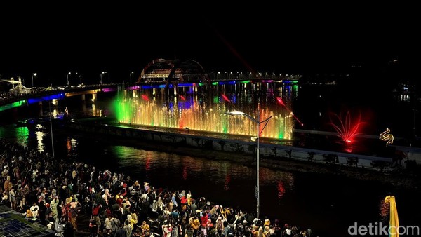 Show Laser Air Mancur Menari di Jembatan Suroboyo Bikin Takjub Pengunjung