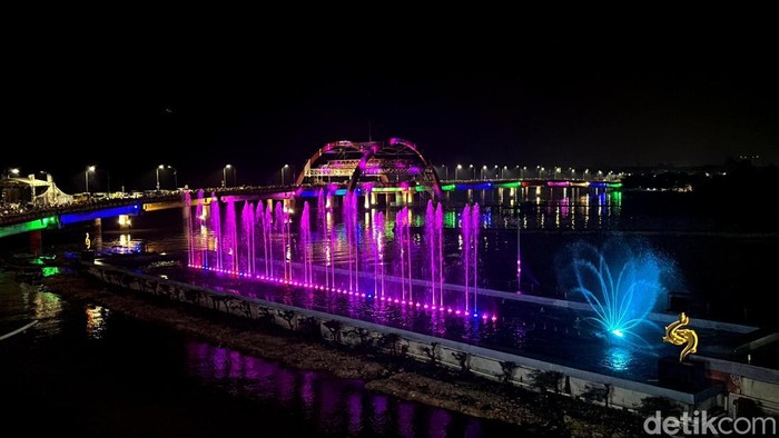 serunya melihat air mancur menari di jembatan suroboyo jelang pergantian tahun 2025