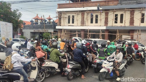 Kemacetan di simpang Pererenan, Kecamatan Mengwi, Badung terlihat kendaraan saling serobot dan mendahului, Selasa (31/12/2024).