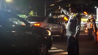 Sejumlah akses menuju Jalan MH. Thamrin dan Jalan Jenderal Sudirman ditutup untuk pelaksanaan car free night pada malam perayaan Tahun Baru 2025.  