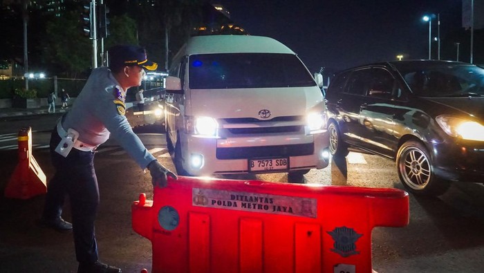 Situasi Penutupan Jalan Saat Perayaan Tahun Baru di Jakarta Petugas Dishub DKI Jakarta menutup Jalan MH. Thamrin dari kendaraan bermotor untuk perayaan pergantian tahun di Jakarta, Selasa (31/12/2024). Sejumlah akses menuju Jalan MH. Thamrin dan Jalan Jenderal Sudirman ditutup untuk pelaksanaan 'car free night' pada malam perayaan Tahun Baru 2025. ANTARA FOTO/Aditya Nugroho/app/foc.