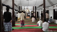 Suasana bagian dalam Masjid Keramat Ki Buyut Trusmi.