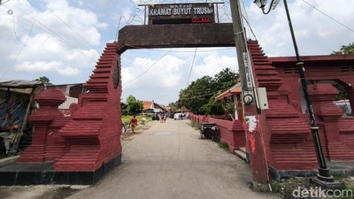 Suasana Situs Keramat Ki Buyut Trusmi Cirebon