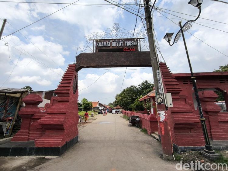 Suasana Situs Keramat Ki Buyut Trusmi Cirebon