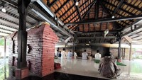 Area makam kuno di situs Ki Buyut Trusmi. Dan, para peziarah sedang membaca tahlil di makam Ki Buyut Trusmi.