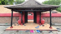 Gerbang Kori Agung yang menjadi pintu masuk area makam Ki Buyut Trusmi, sebelum masuk, pengujung harus melepaskan alas kaki terlebih dahulu. 