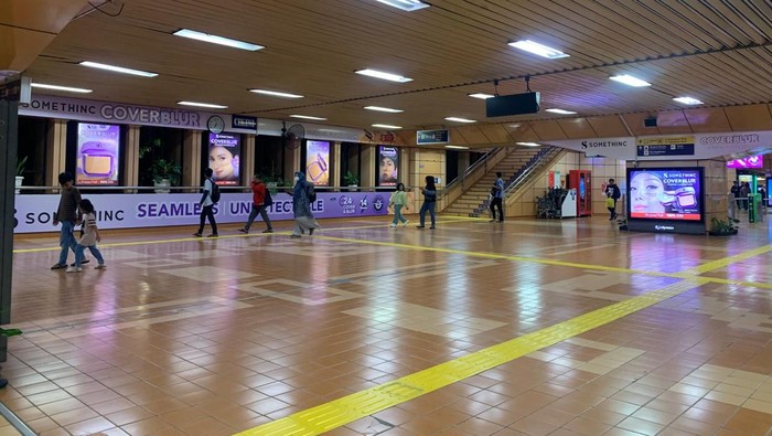 Stasiun Cikini Jakarta Pusat tak ramai dipadati orang-orang yang ingin merayakan malam pergantian tahun di pusat kota.