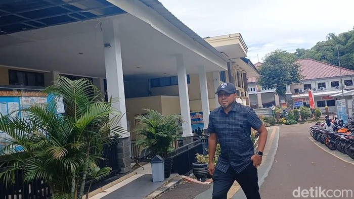 Suami Asri Welas hadiri sidang cerai di Pengadilan Agama Depok.
